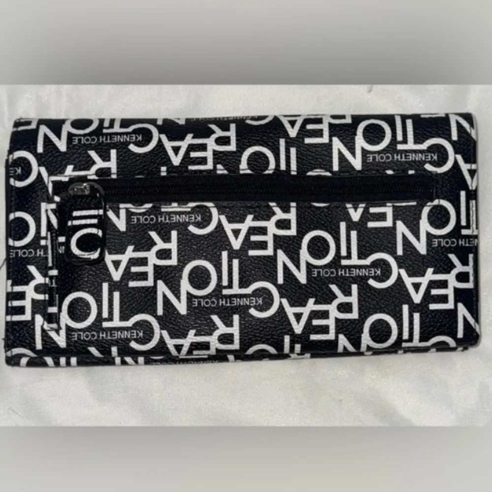 Kenneth Cole Tri-Fold Long Wallet With Logo All Over In Black & White